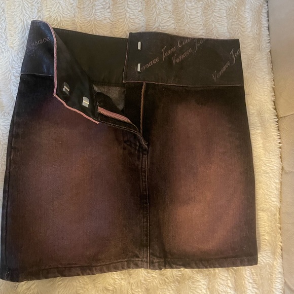 Versace vintage jean skirt with leather belt. - Picture 2 of 5